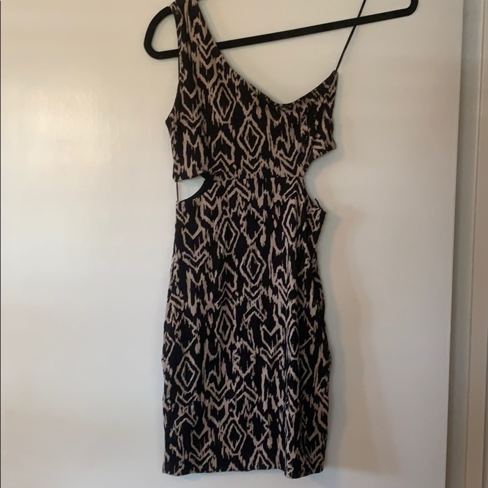 Side Cut-out-patterned fitted dress. One shoulder.